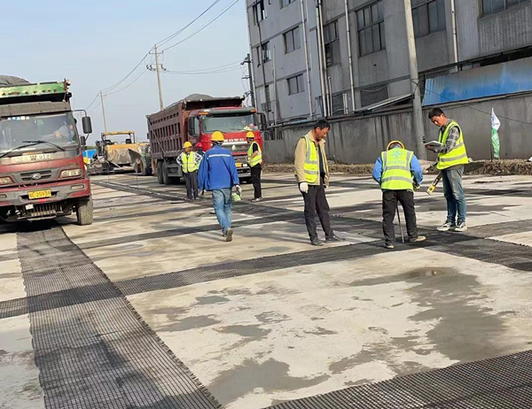 祁阳老材料的新故事：玻璃纤维土工格栅如何在‘白改黑’浪潮中重获新生？